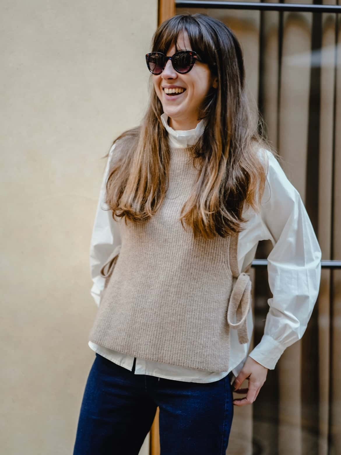 Chemise blanche et pull beige